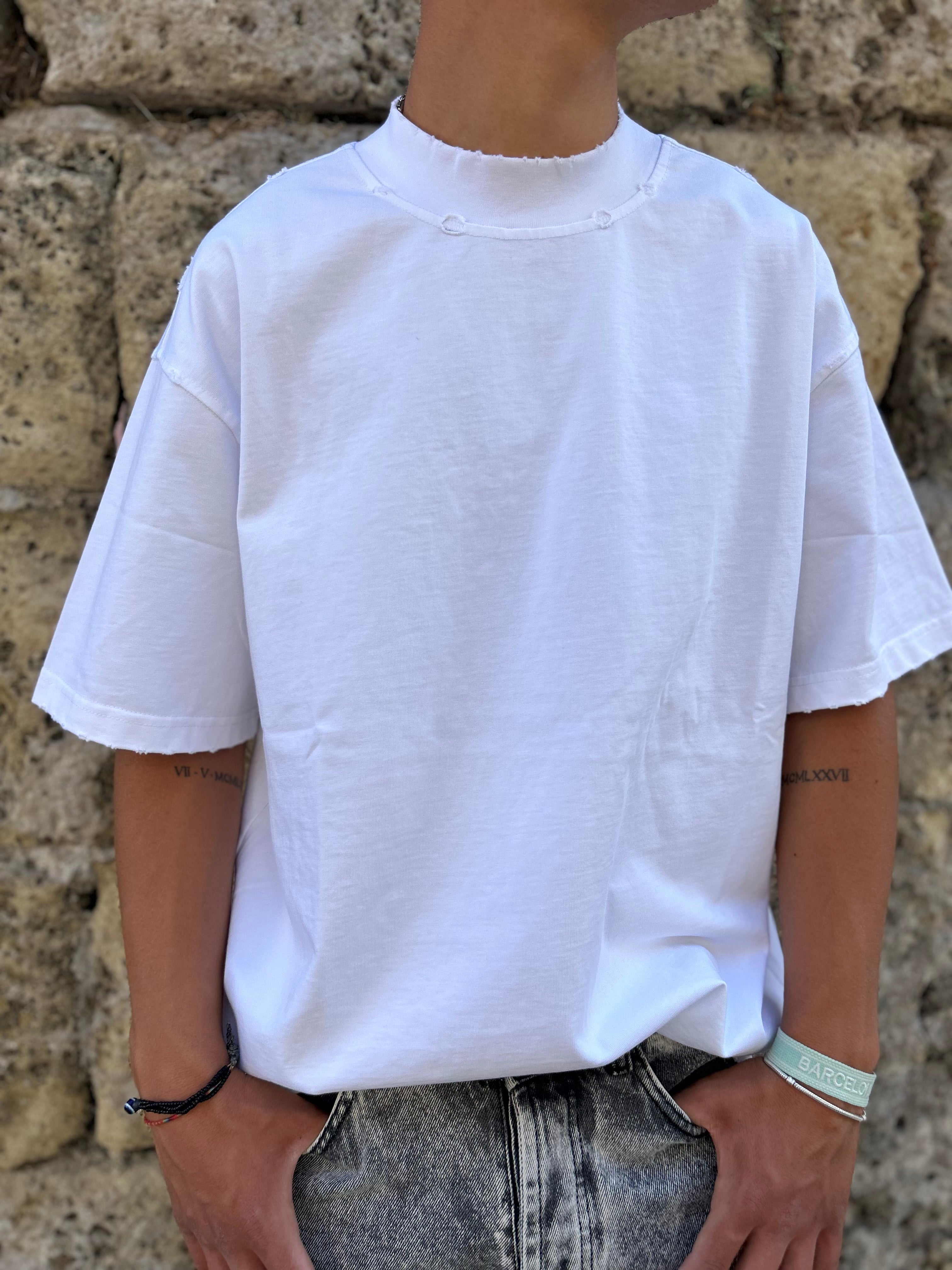 T-SHIRT MEZZO COLLO (CON ROTTURE)