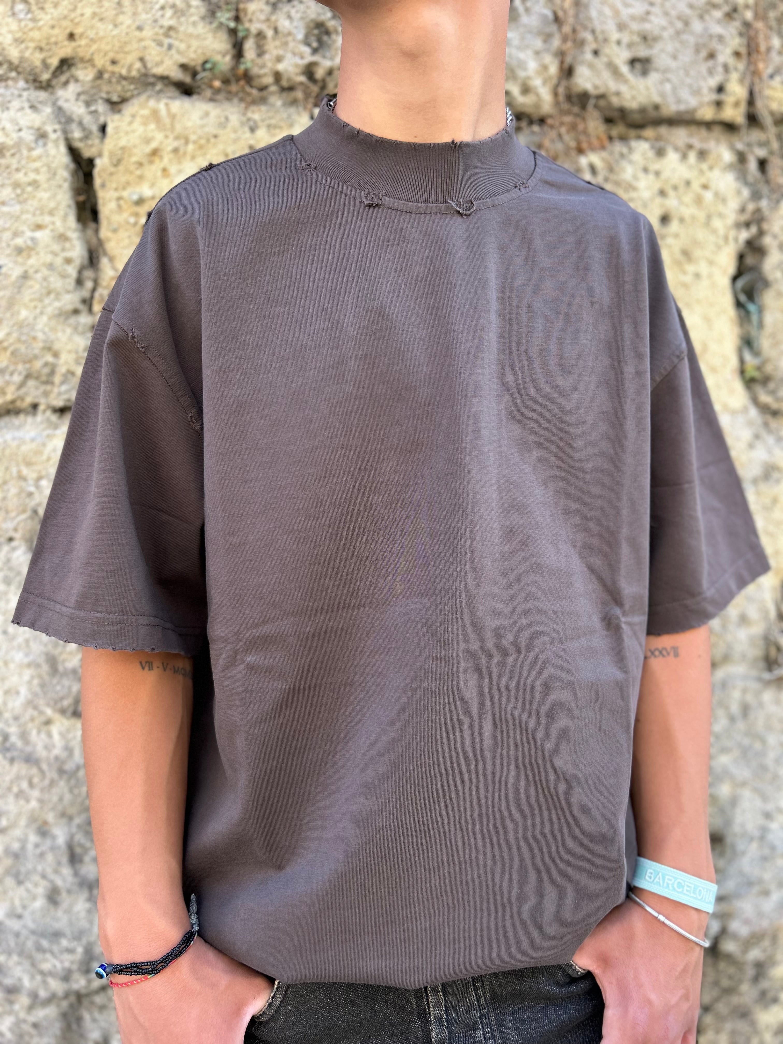 T-SHIRT MEZZO COLLO (CON ROTTURE)